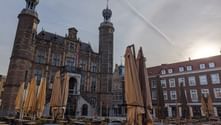 Historisches Rathaus und gemütliche Straßencafés im Herzen von Venlo Rathaus in Venlo