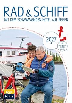Cover des Katalogs 2027 für Rad- und Schiffsreisen zeigt Paar mit Karte, Fahrrädern und Schiff. Titel 'Rad & Schiff' mit se-tours Logo.