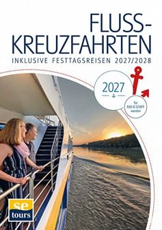 Cover des Flusskreuzfahrten-Katalogs 2027/2028 zeigt zwei Passagiere auf Schiffsdeck bei Sonnenuntergang mit Flussblick und se-tours Logo.