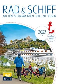 Titelbild des SE Tours Rad & Schiff Katalogs 2027 mit Radfahrer am Fluss, Kreuzfahrtschiff und Burg auf dem Hügel im Hintergrund.