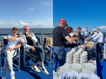 Geteiltes Bild: Links zwei Passagiere, die an Deck anstoßen. Rechts Buffet mit gestapelten Tellern und Gästen beim Essen.
