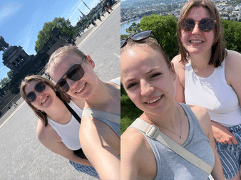 Zwei Frauen machen Selfies am Deutschen Eck in Koblenz. Linkes Foto zeigt Denkmal, rechtes Foto zeigt Rhein und Stadtpanorama im Hintergrund.
