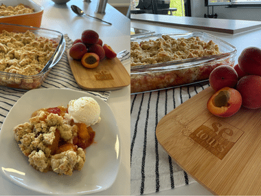 Glasbackformen mit Aprikosenstreusel auf gestreiftem Tuch. Weißer Teller zeigt Portion mit Vanilleeis. Frische Aprikosen auf Holzbrett.