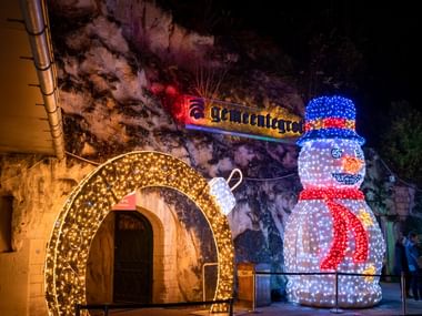 Eingang zum Höhlenweihachtsmarkt in Valkenburg Gemeindegrotte in Valkenburg