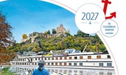 Titelbild des SE Tours Rad & Schiff Katalogs 2027 mit Radfahrer am Fluss, Kreuzfahrtschiff und Burg auf dem Hügel im Hintergrund.