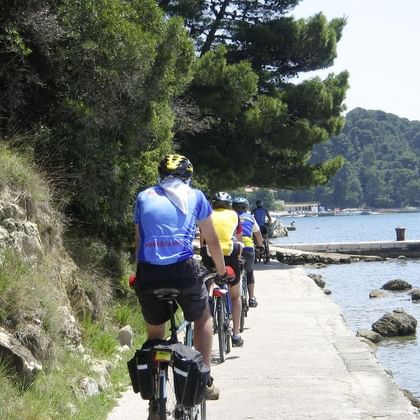 Radfahrer an der kroatischen Küste
