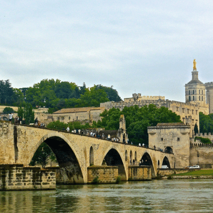 Historische Steinbrücke Pont d'Avignon mit vier Bögen über die Rhône, mit Papstpalast und mittelalterlichen Mauern in Avignon.