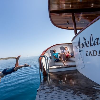 Andela Lora, Schwimmplattform