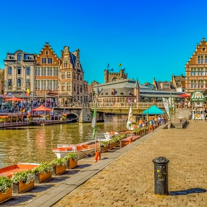 Rad und Schiff in Belgien, Altstadt in Gent, UNESCO-Weltkulturerbe