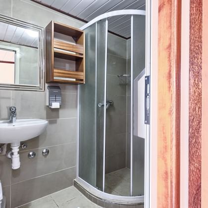 Andela Lora, Badezimmer