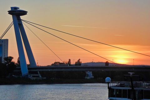 Brücke des Slowakischen Nationalaufstandes mit dem UFO Observation Deck