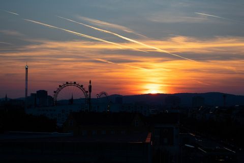 Wien und das berühmte Riesenrad im Sonnenuntergang